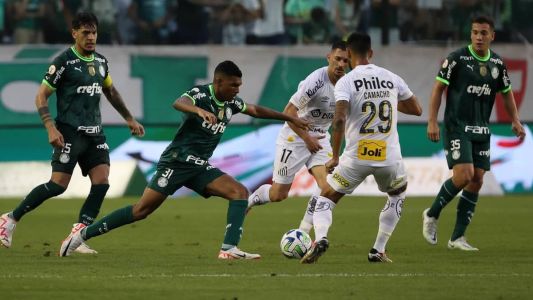 Luis Guilherme, do Palmeiras, disputa bola com Camacho, do Santos, durante partida válida pela 26ª rodada, do Campeonato Brasileiro