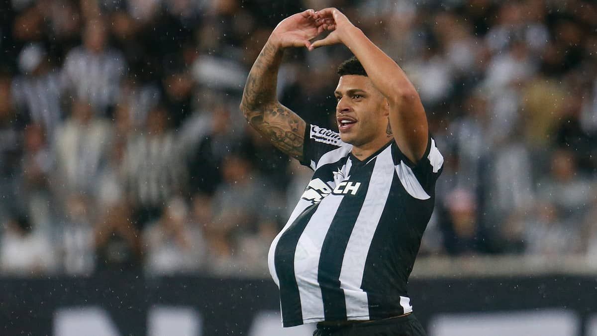 Atacante do Botafogo surpreende família ao noticiar chegada de novo filho