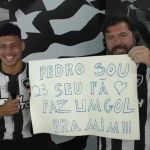 Atacante do Botafogo acompanha jogo do irmão na base: 'Nada mais justo'
