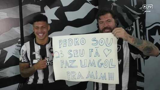 Luis Henrique com cartaz pedindo gol para o irmão Pedro Augusto, do Sub-20 do Botafogo