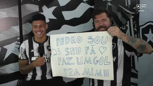 Luis Henrique com cartaz pedindo gol para o irmão Pedro Augusto, do Sub-20 do Botafogo