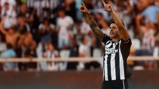 Luís Henrique comemorando um de seus gols pelo Botafogo no Brasileirão