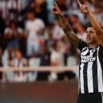 Atacante do Botafogo sofre lesão e deve ficar fora por três semanas