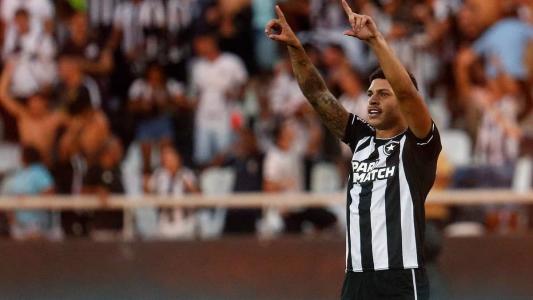 Luís Henrique comemorando um de seus gols pelo Botafogo no Brasileirão