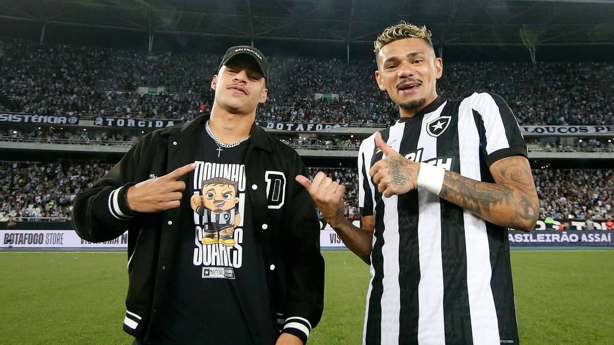 Com camisa do Tiquinho, Luis Henrique vive dia de torcedor do Botafogo