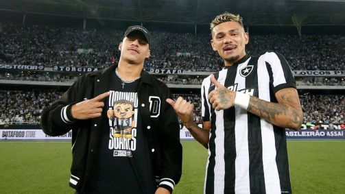 Luis Henrique e Tiquinho Soares após a vitória do Botafogo sobre o Coritiba