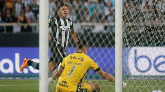 Luis Henrique finaliza para marcar para o Botafogo sobre o Vasco