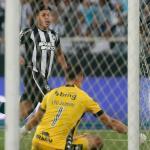Botafogo vence Vasco e segue disparado na ponta do Brasileiro