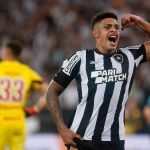Avassalador, Botafogo vira contra o Inter e dispara mais na ponta do Brasileiro