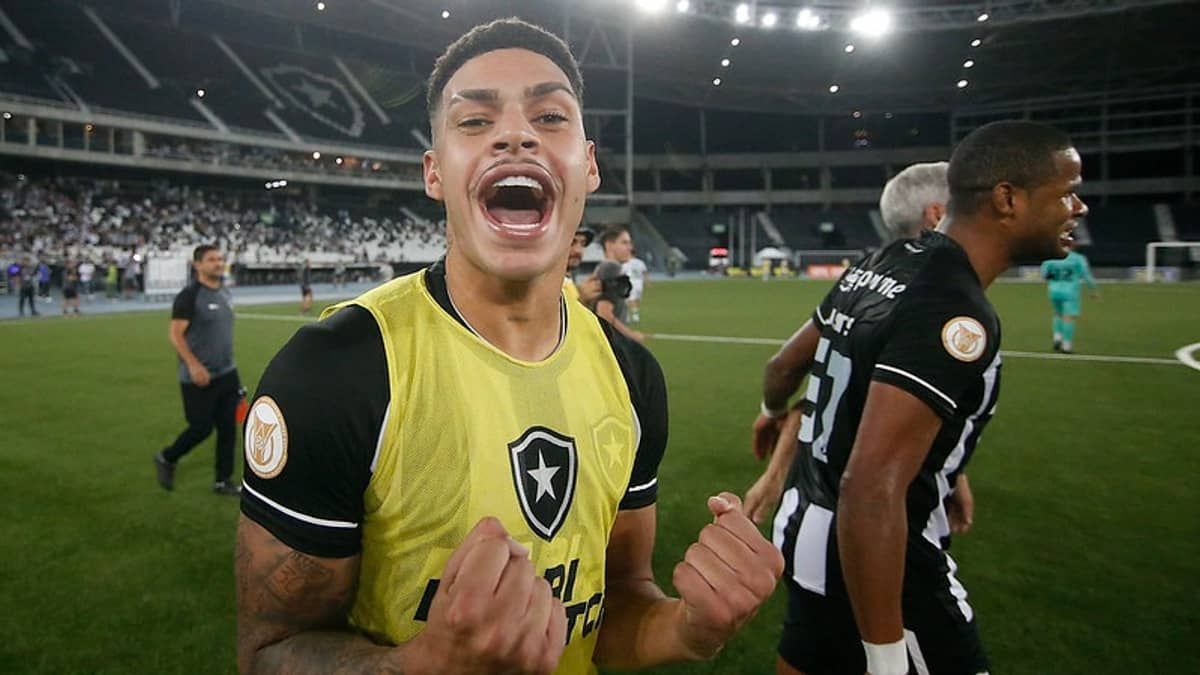 Atacante do Botafogo dedica gol ao pai: 'Devia estar puto'