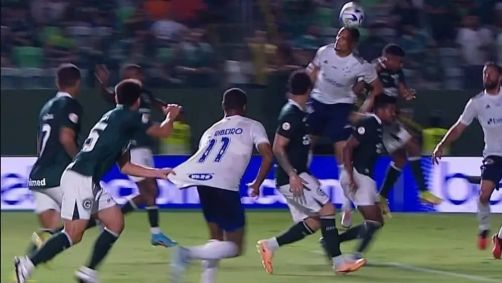 Luís Oyama puxou Wesley dentro da área, mas árbitro não marcou pênalti