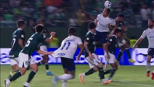 Luís Oyama puxou Wesley dentro da área, mas árbitro não marcou pênalti