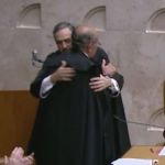 Luís Roberto Barroso abraça Gilmar Mendes durante posse como presidente do STF