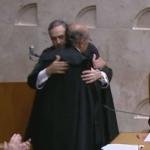 Luís Roberto Barroso abraça Gilmar Mendes durante posse como presidente do STF