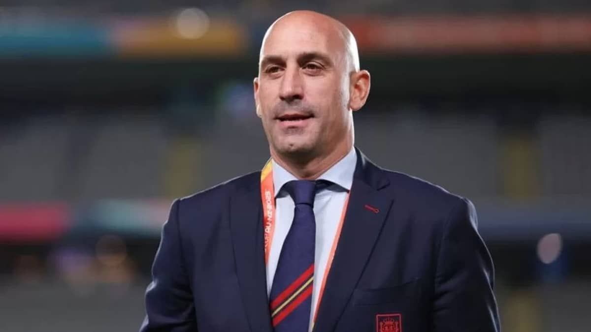 Promotoria da Espanha denuncia Luis Rubiales por agressão sexual e coerção