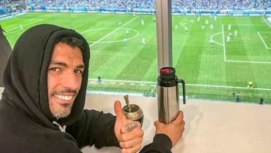 Luis Suárez acompanha jogo contra o Atlético, na Arena, neste sábado (22)