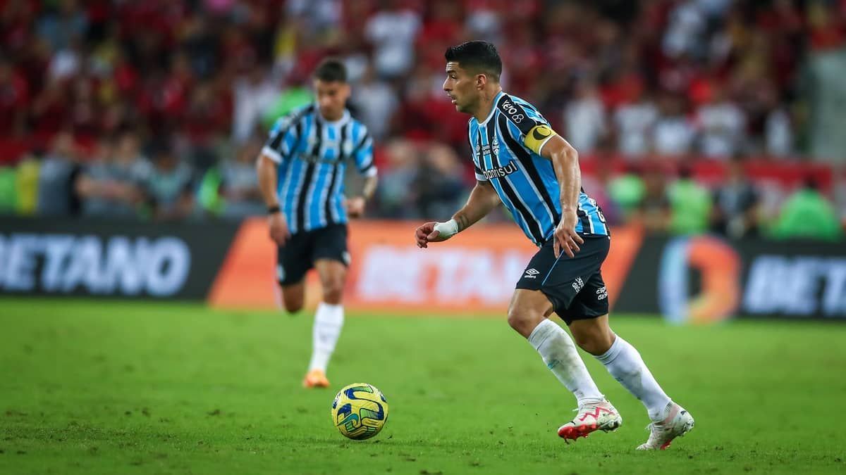 Bairrista? Suárez ainda não marcou gols pelo Grêmio fora do RS