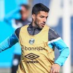 O silêncio do Grêmio sobre Suárez, que cogita aposentadoria