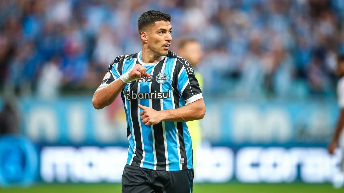 Suárez cogita viajar para Barcelona para tratar lesão no joelho, diz jornal uruguaio