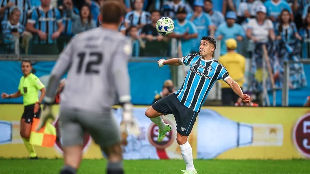 Presidente do Inter Miami nega oferta por Luis Suárez, do Grêmio