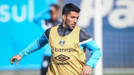 Luís Suárez estará em campo pelo Grêmio contra o Fortaleza, neste sábado, pelo Brasileiro