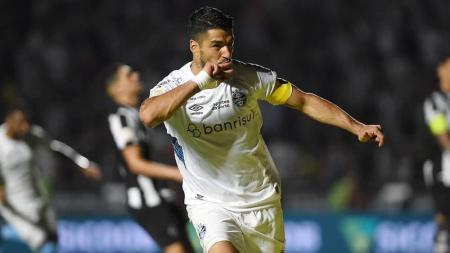 Luis Suárez fez três gols e brilhou na vitória do Grêmio sobre o Botafogo
