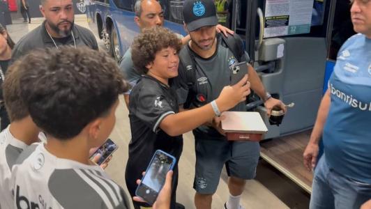 Luis Suarez tira fotos com torcedores do Atlético
