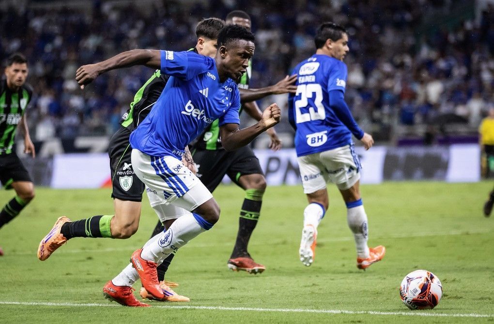 Sinisterra se recupera e volta a jogar pelo Cruzeiro após quase três meses; veja como foi