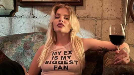 Luísa postou uma foto usando uma blusa escrito "meu ex é meu maior fã"