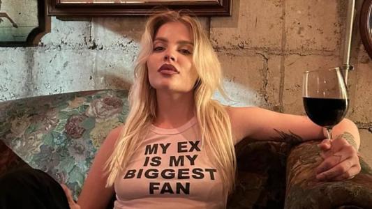 Luísa postou uma foto usando uma blusa escrito "meu ex é meu maior fã"