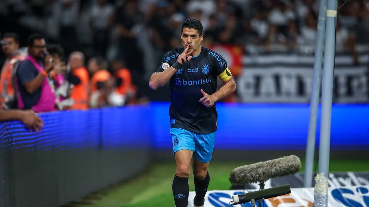 Jornal uruguaio destaca boa fase de Suárez no Grêmio e questiona ausência na Celeste