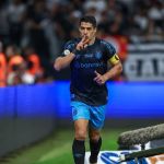 Jornal uruguaio destaca boa fase de Suárez no Grêmio e questiona ausência na Celeste