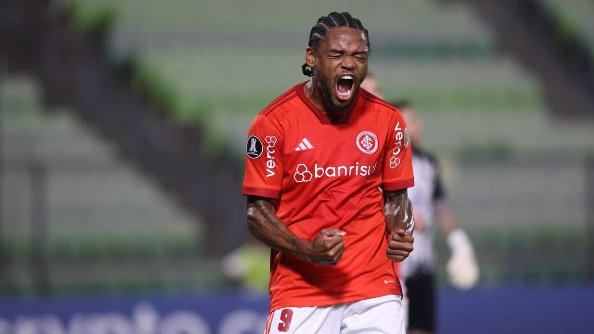 Luiz Adriano celebra vitória colorada na Libertadores: 'Muito importante'