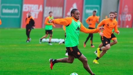 Luiz Adriano durante treinamento do Inter