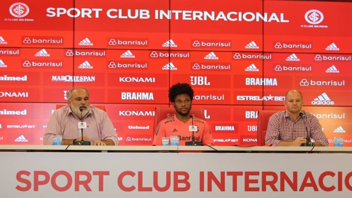 De volta ao Inter, atacante Luiz Adriano prevê estreia no Gre-Nal no domingo
