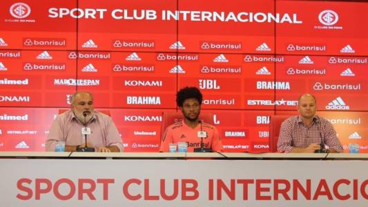 Luiz Adriano foi apresentado pelo Internacional nesta terça-feira (28)