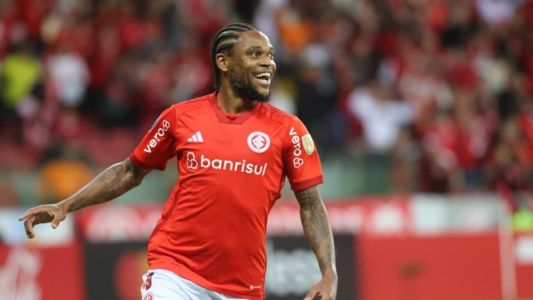 Luiz Adriano marcou dois dos três gols da vitória colorada no Beira-Rio