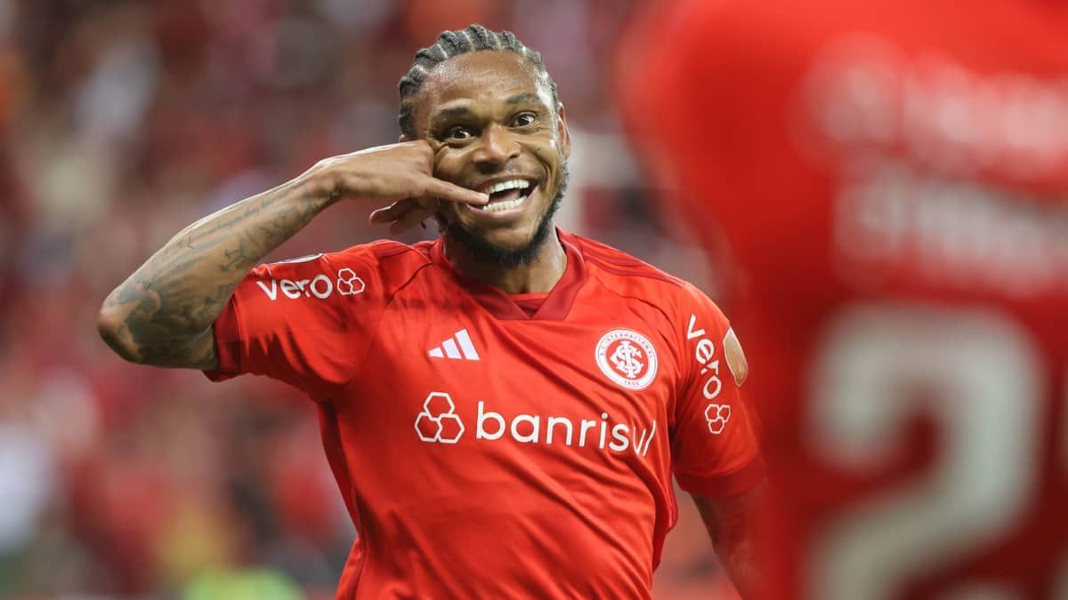 Luiz Adriano projeta jogo do Inter contra o Cruzeiro: 'Duelo bem disputado'