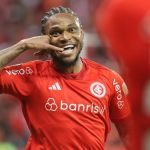 Luiz Adriano projeta jogo do Inter contra o Cruzeiro: 'Duelo bem disputado'