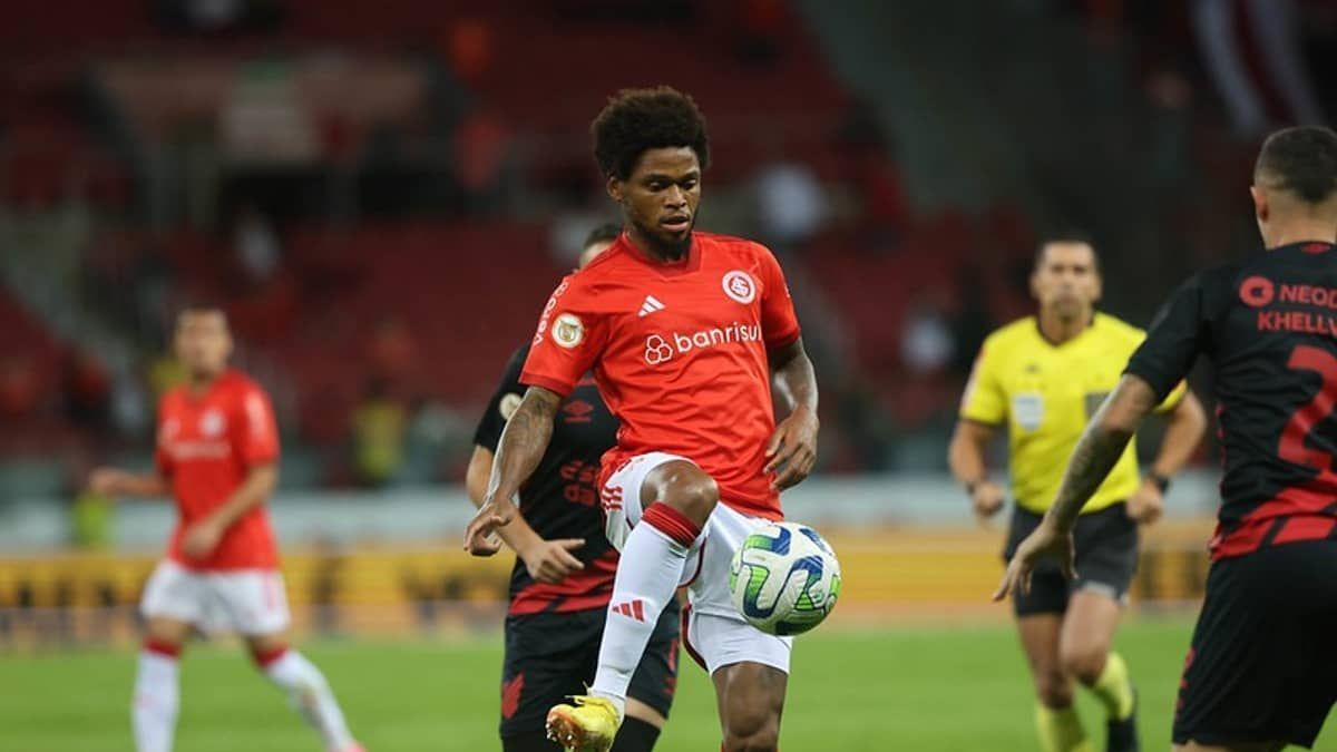 Luiz Adriano, do Inter, sofre trauma na cabeça e vai para hospital em POA