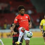 Luiz Adriano, do Inter, sofre trauma na cabeça e vai para hospital em POA