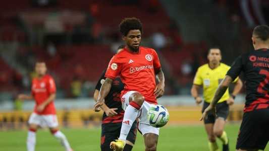 Luiz Adriano sofre trauma na cabeça em jogo contra o Bahia