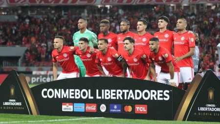 Luiz Adriano (terceiro em pé, da esquerda para a direita) foi selecionado para o time ideal da sexta rodada da fase de grupos da Libertadores