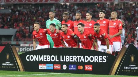 Luiz Adriano (terceiro em pé, da esquerda para a direita) foi selecionado para o time ideal da sexta rodada da fase de grupos da Libertadores