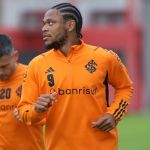 Luiz Adriano volta a treinar, e Inter tem dúvida para enfrentar o Fluminense