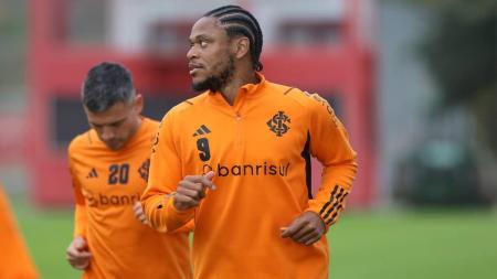 Luiz Adriano voltou a treinar normalmente nesta sexta (07)
