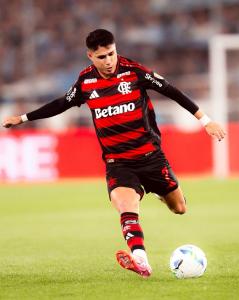Libertadores: Luiz Araújo em ação na partida entre Flamengo e Racing