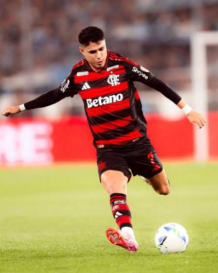 Libertadores: Luiz Araújo em ação na partida entre Flamengo e Racing