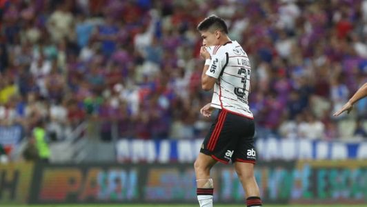 Luiz Araújo marcou o segundo gol da vitória do Flamengo sobre o Fortaleza neste domingo (5)