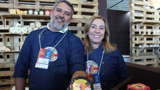 Luiz Guimarães e a esposa Adriana com o Queijo Capa Preta, carro-chefe da produção